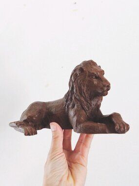 Vintage Carved Lion Figurine - Red Mill Manufacturing 80s - Pecan Shell Resin Co